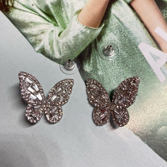 Beautiful Butterfly 🦋 Stud Earrings - Picture 2 of 4